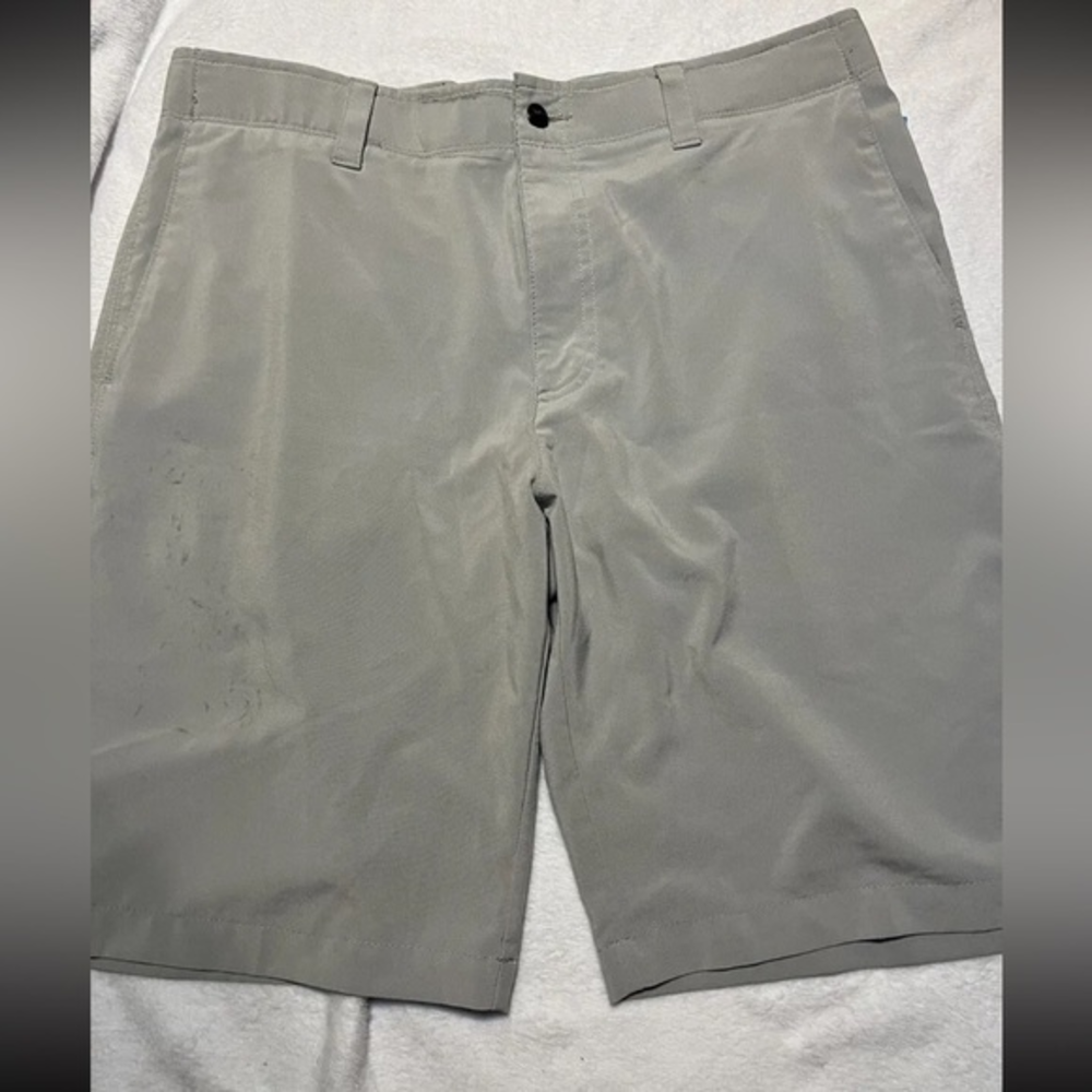 Callaway men’s size 34 shorts light weight golf shorts Spots On Front Still Good
